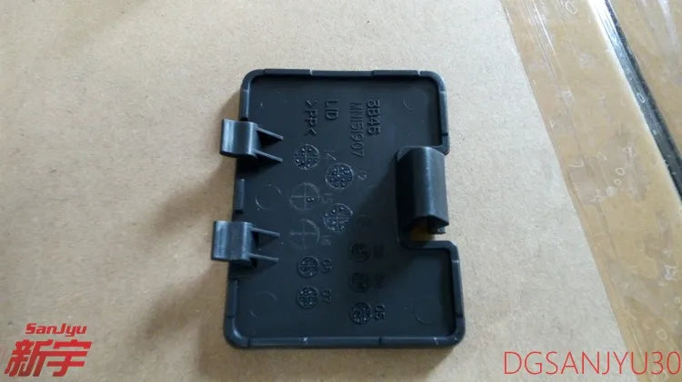 PAJERO4 V80V90W LID,TAILGATE Spare wheel carrier screw cover MN151907XB