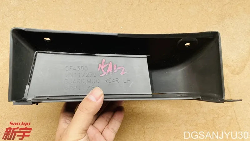 PAJERO3 V60V70W 2003-2006 MUDGUARD REAR LEFT MN117279 GMMC GENUINE GUARD MUD