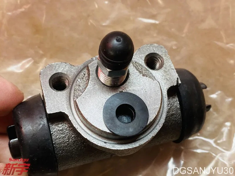 PAJERO IO H77W H76W CYLINDER ASSY,RR BRAKE,RIGHT SIDE W BLEEDER 13/16" MR407141
