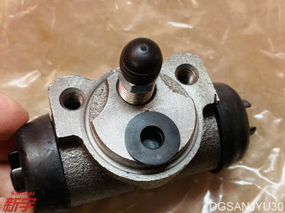 PAJERO IO H77W H76W CYLINDER ASSY,RR BRAKE,RIGHT SIDE W BLEEDER 13/16" MR407141