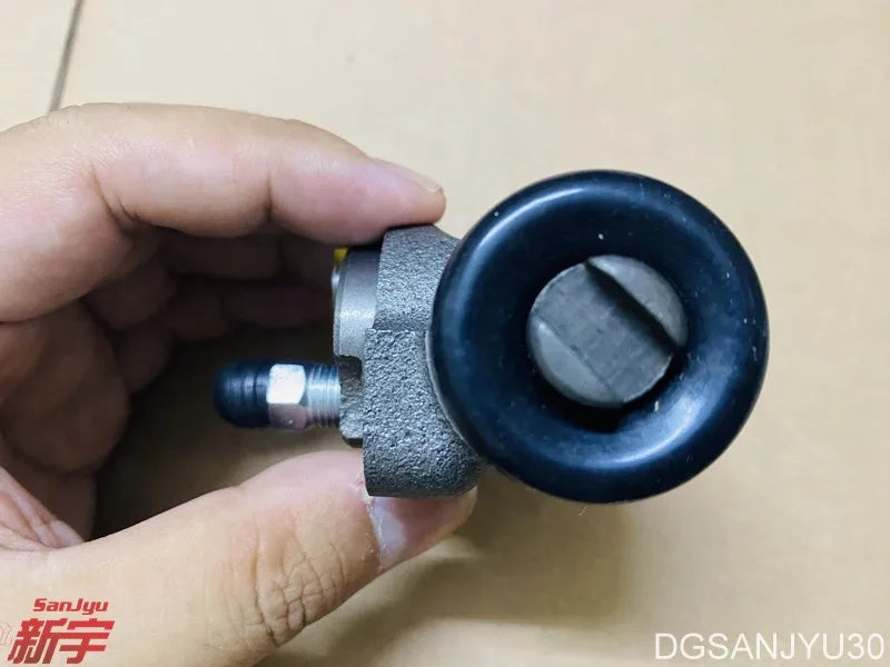 PAJERO V10V30 L200 K86W CYLINDER ASSY,RR BRAKE,RIGHT SIDE W BLEEDER 15/16" MB500739