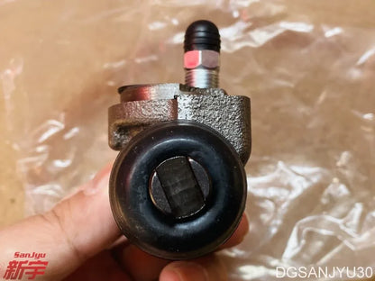 PAJERO IO H77W H76W CYLINDER ASSY,RR BRAKE,RIGHT SIDE W BLEEDER 13/16" MR407141