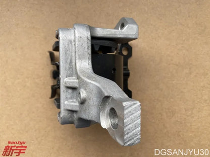 OUTLANDER2 CW6W 6B31 3.0V6 BRACKET,ENG FR MOUNTING engine mount glue LH MN184301 GENUINE