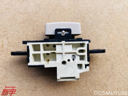 PAJERO3 V70V60W SUNROOF SWITCH BEIGE USED