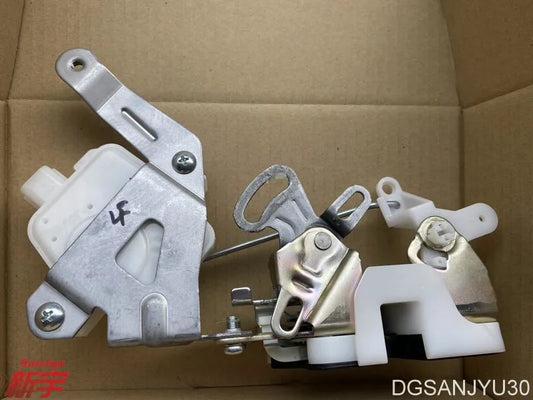 PAJERO3 V60V70V80V90 LATCH,BACK DOOR LATCH,TAILGATE GENUINE 5828A058 5828A056 MY2005-2021
