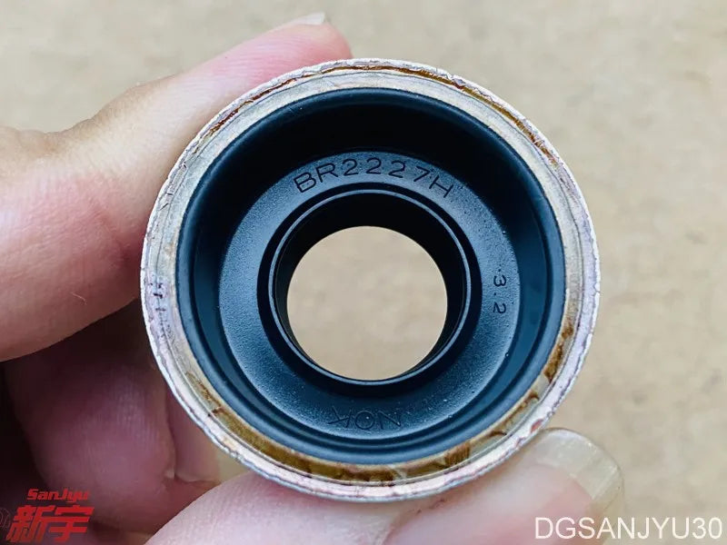 PAJERO IO H77W H76W H65H67W OIL SEAL,FREEWHEEL CLUTCH ACTUATOR ROD MB837952
