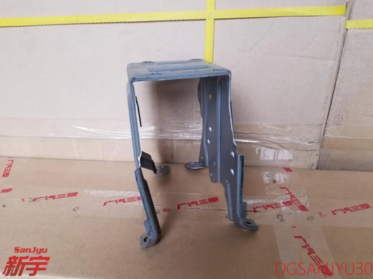 Outlander3 BRACKET,FLOOR CONSOLE,REAR 2019-2021
