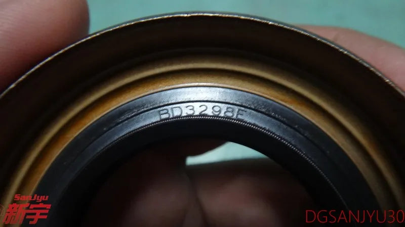 OIL SEAL,FRONT DIFF SIDE pajeroV30V40V60V70V80V90 SPORT K96 L200 L400 MB393883 GENUINE BD3298E