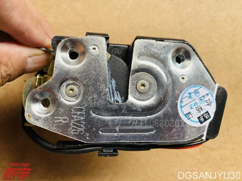 PAJERO2 V10V20V30V40W LATCH,TAILGATE LATCH,BACK DOOR MB669381