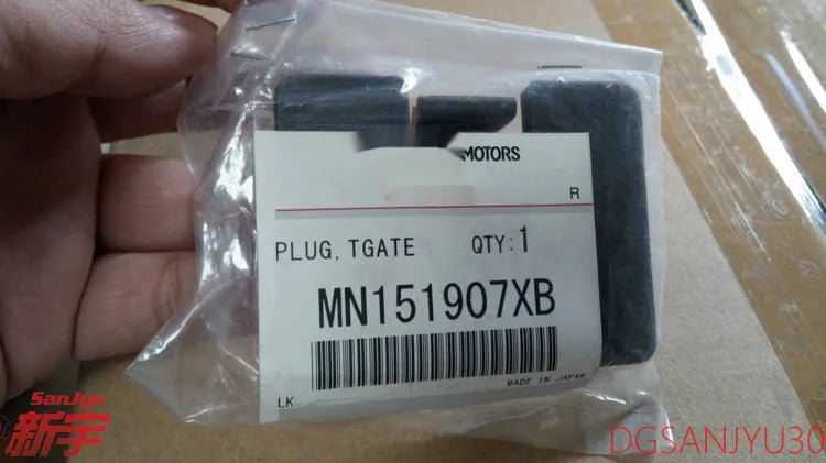 PAJERO4 V80V90W LID,TAILGATE Spare wheel carrier screw cover MN151907XB