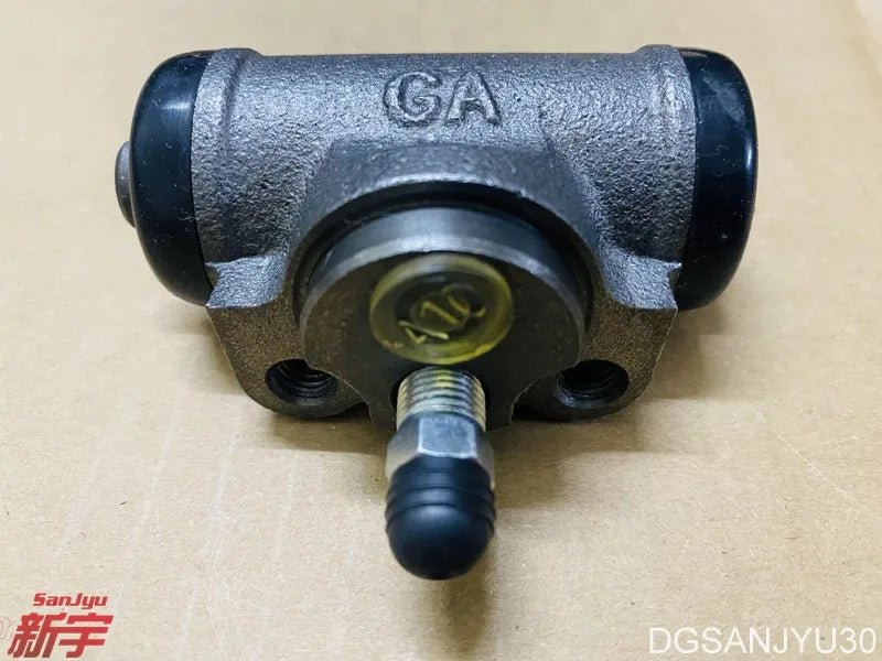 PAJERO V10V30 L200 K86W CYLINDER ASSY,RR BRAKE,RIGHT SIDE W BLEEDER 15/16" MB500739