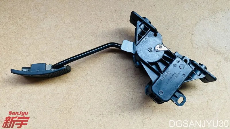 PAJERO4 V90V80W PEDAL,ACCEL 1600A013 USED