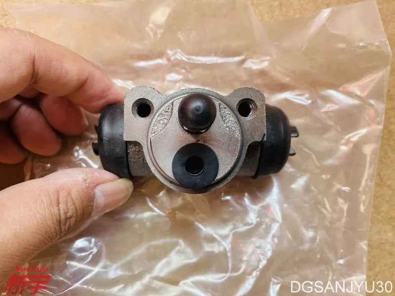 PAJERO IO H77W H76W CYLINDER ASSY,RR BRAKE,RIGHT SIDE W BLEEDER 13/16" MR407141