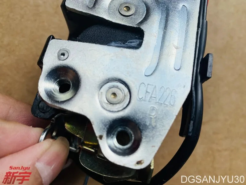 PAJERO2 V10V20V30V40W LATCH,TAILGATE LATCH,BACK DOOR MB669381