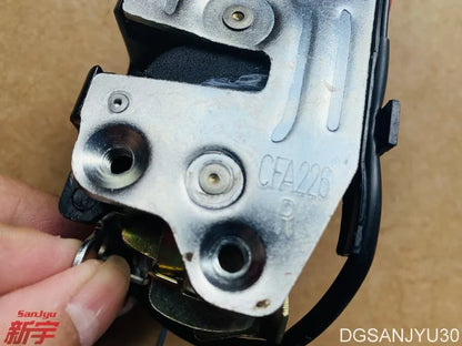 PAJERO2 V10V20V30V40W LATCH,TAILGATE LATCH,BACK DOOR MB669381