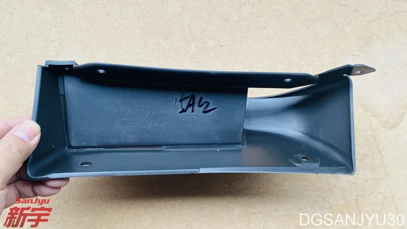PAJERO3 V60V70W 2003-2006 MUDGUARD REAR RIGHT MN117280 GMMC GENUINE GUARD MUD